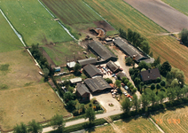 847952 Luchtfoto van het boerderijcomplex Botsholseswarsweg 19 (Bouwman) te Waverveen (gemeente Ronde Venen).N.B. ...